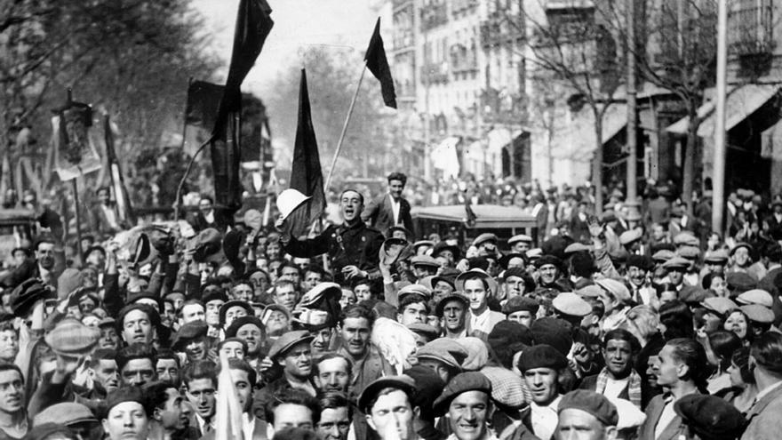 Manifestación de celebración en las calles de Madrid por la proclamación de la Segunda República, el 14 de abril de 1931.