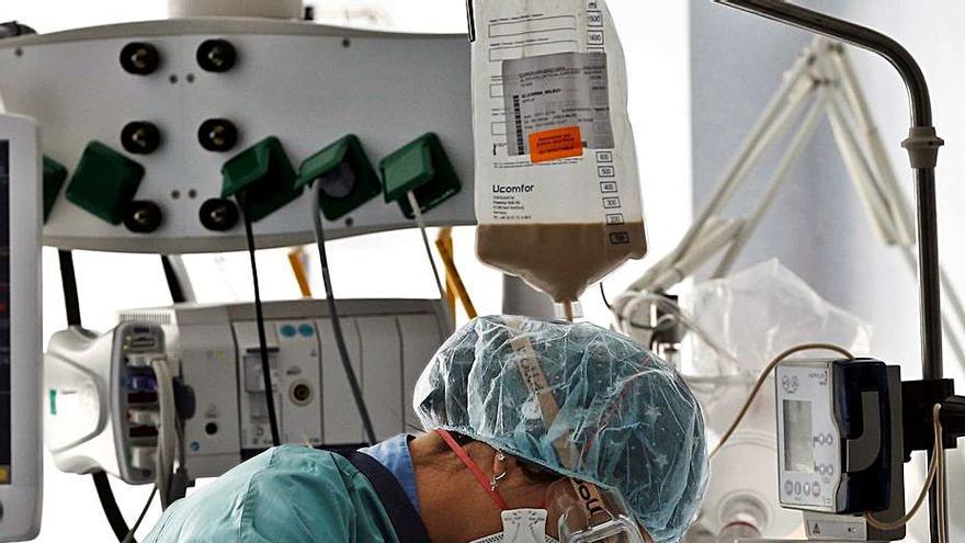 Una enfermera atiende a un paciente en una uci en Navarra. |   // EFE