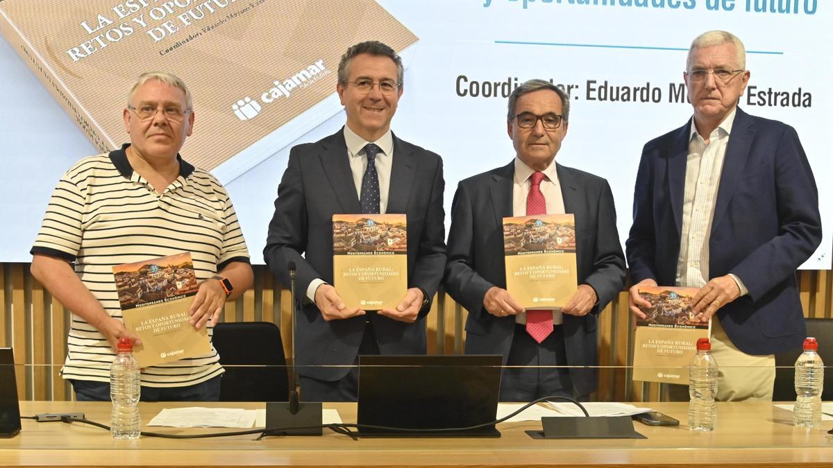 El presidente de Cajamar, Eduardo Baamonde, y Eduardo Moyano --centro-- flanqueados por Javier Esparcia y Manuel Gutiérrez, ayer en Castelló.