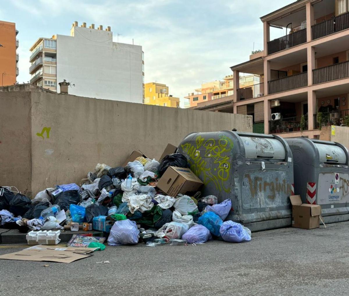 Acumulación de bolsas de basura en s’Arenal de Llucmajor. | TERESA TOUS