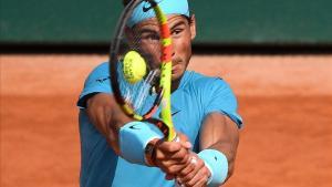 Nadal golpea de revés, en su partido ante Del Potro.