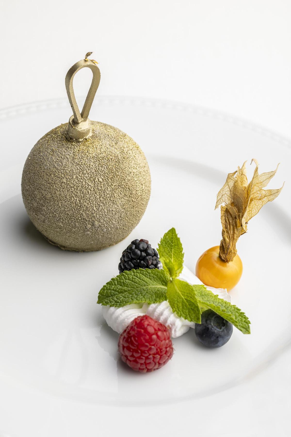 De adorno a postre: la bola de Navidad que se rompe a cucharadas en Casa Felisa y quiere conquistar Madrid.