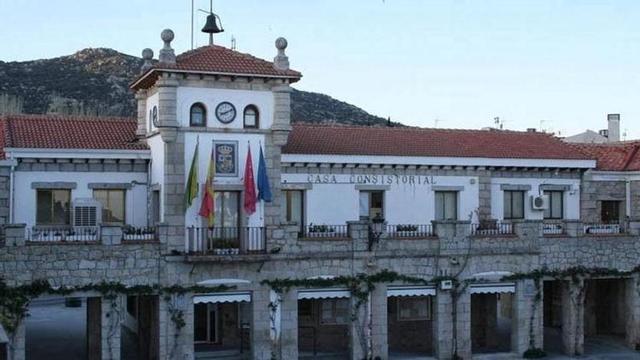 Fachada del Ayuntamiento de Hoyo de Manzanares.