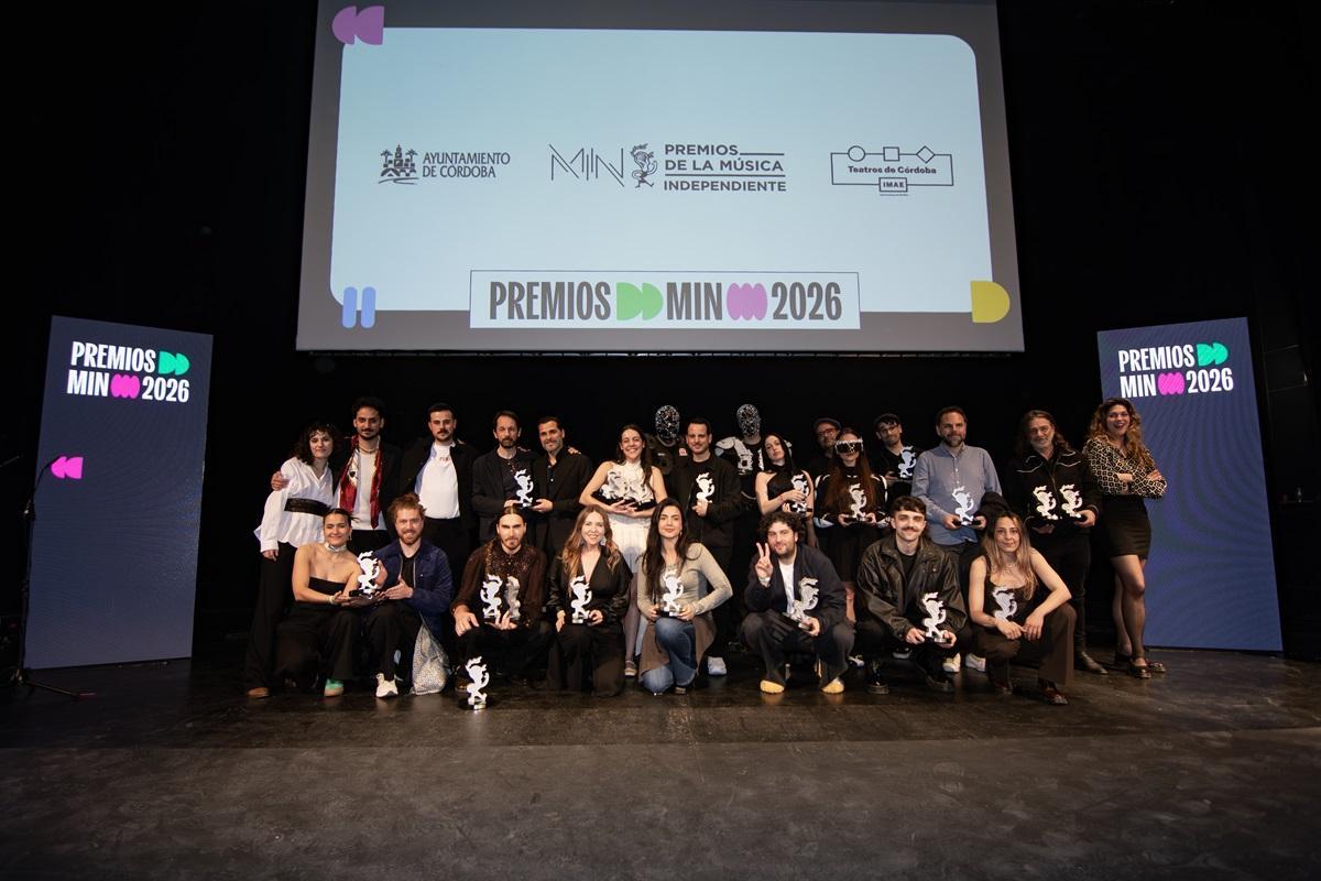 Foto de familia de todos los galardonados en los premios MIN de la múcica independiente, entregados en una gala celebrada en el Gran Teatro de Córdoba.