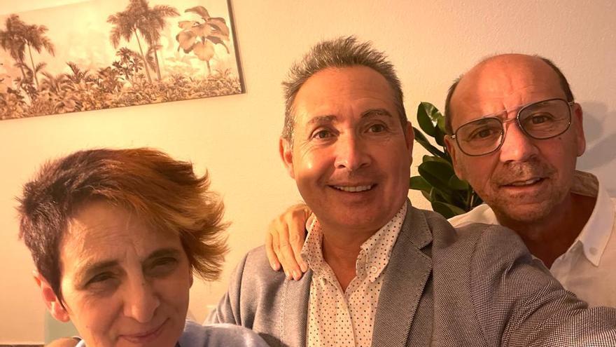 Los tres comensales haciéndose un &quot;selfie&quot;