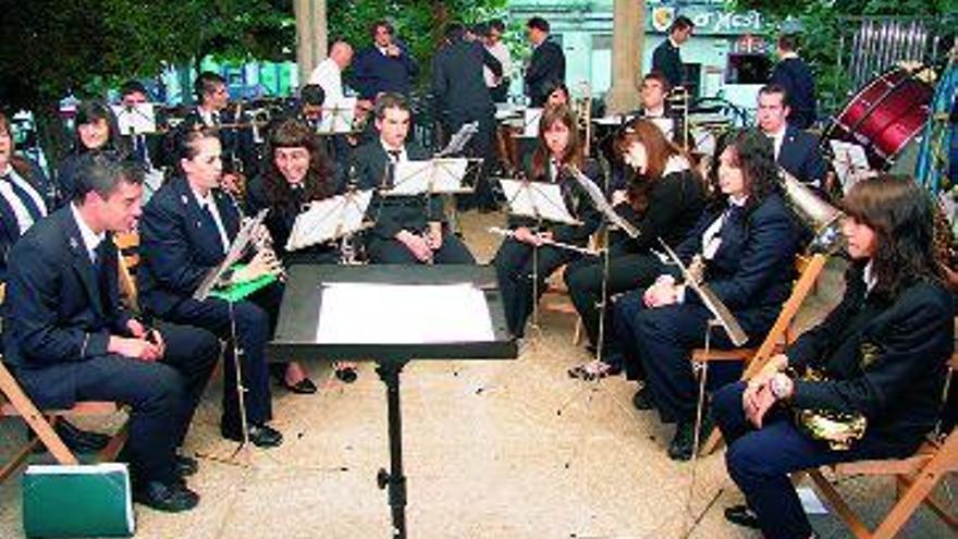 Concierto de las bandas, ayer, en el palco de la Alameda Vella. / eugenio rouco