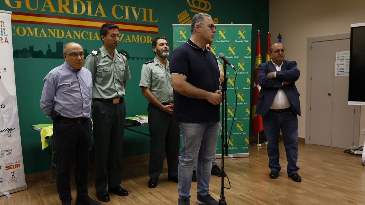 El diputado de Deportes y otros asistentes al acto de presentación de la Carrera