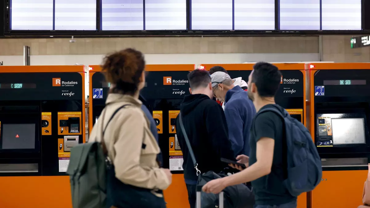 Renfe suspende unas horas toda la circulación ferroviaria en Cataluña por las lluvias torrenciales, aunque logra recuperar la alta velocidad