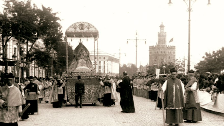 La Virgen de los Reyes en una procesión magna el 19 de mayo de 1929 por el Paseo Colón; ¿se repetiría esta imagen dentro de un año casi un siglo después?