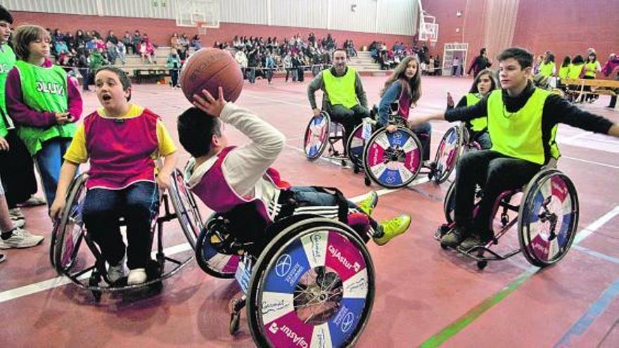 Competición de baloncesto en silla de ruedas, una de las actividades de la fiesta de San Juan Bosco, ayer.