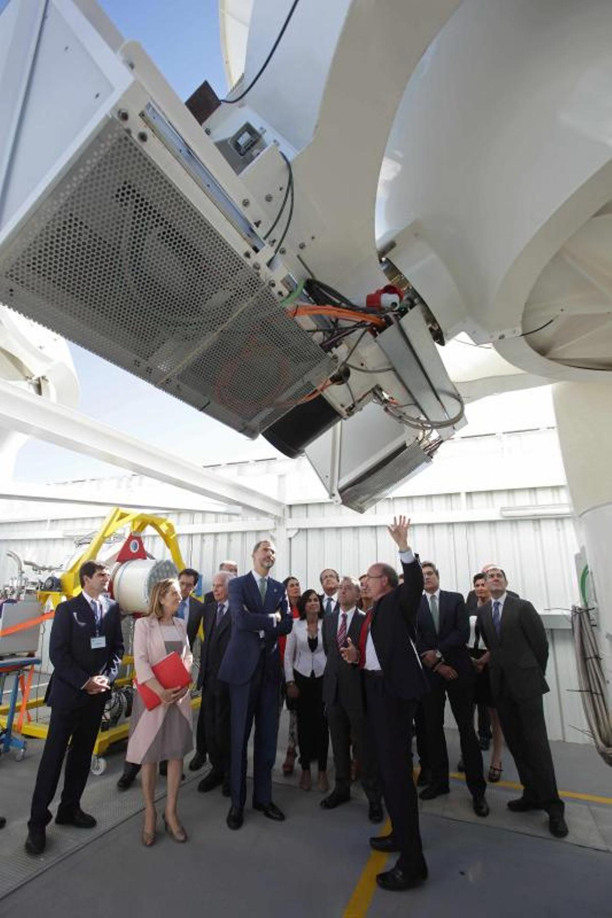 Felipe VI, en junio de 2015, atiende a las explicaciones del director del Instituto Astrofísico de Canarias, Rafael Rebolo, sobre las instalaciones robóticas instaladas en el Observatorio del Teide, en Tenerife.