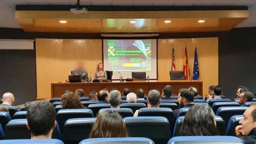 Un momento de la jornada organizada por la Guardia Civil en la Universidad de Alicante.