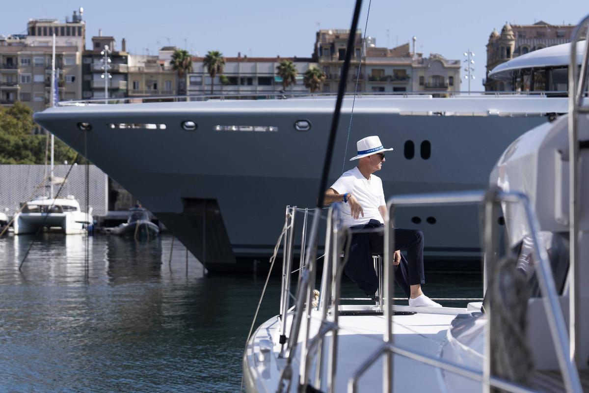 Uno de los barcos más grandes atracados en el Port Vell con motivo del Salón Náutico de Barcelona.