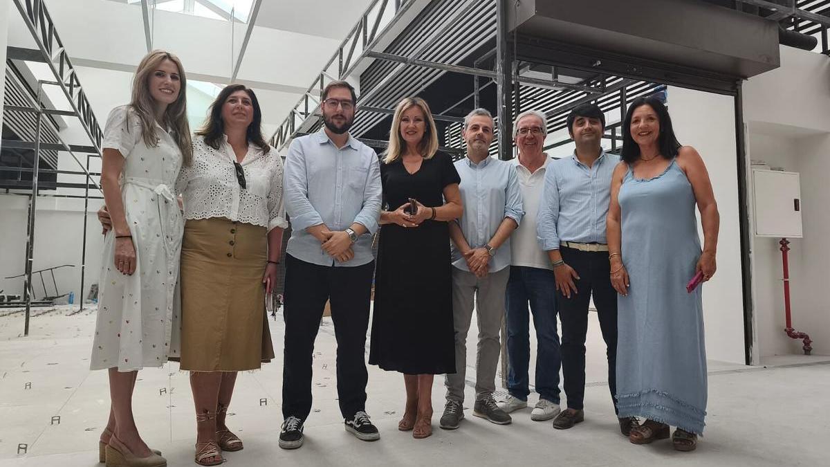 La alcaldesa de Bujalance y concejales, junto a los arquitectos y técnicos del nuevo mercado, revisando la marcha de las obras.