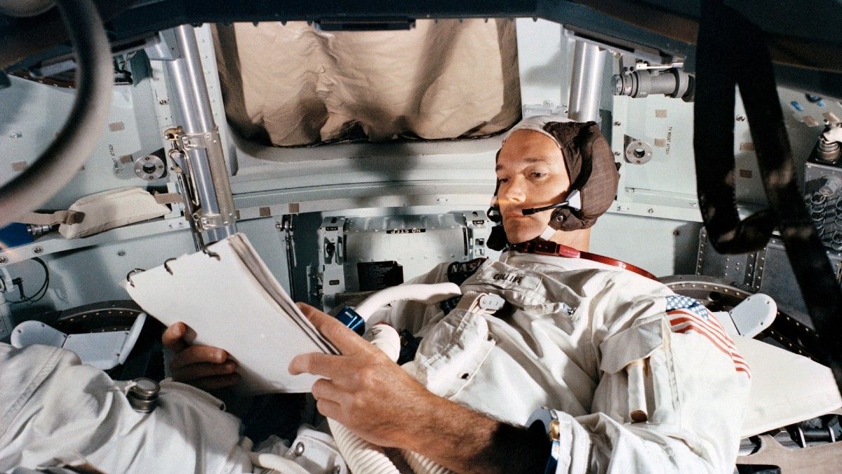 El astronauta Michael Collins durante las pruebas a bordo del módulo de la misión Apollo 11, la primera en llegar a la Luna.