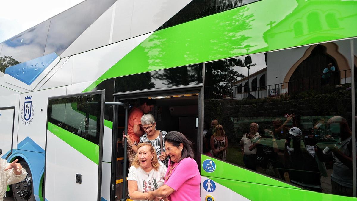 Tenerife despliega la primera guagua de dos pisos para las líneas de Puerto de la Cruz e Icod de Los Vinos