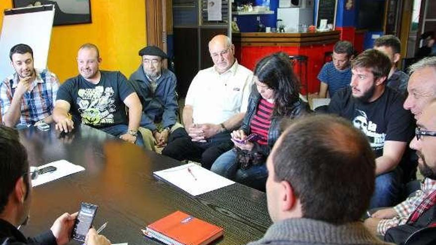 Asistentes a la reunión en la Sociedad Cultural Gijonesa.