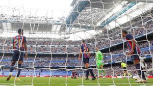 Ter Stegen se irrita con su defensa tras encajar el 1-0 del Madrid en el Bernabéu.