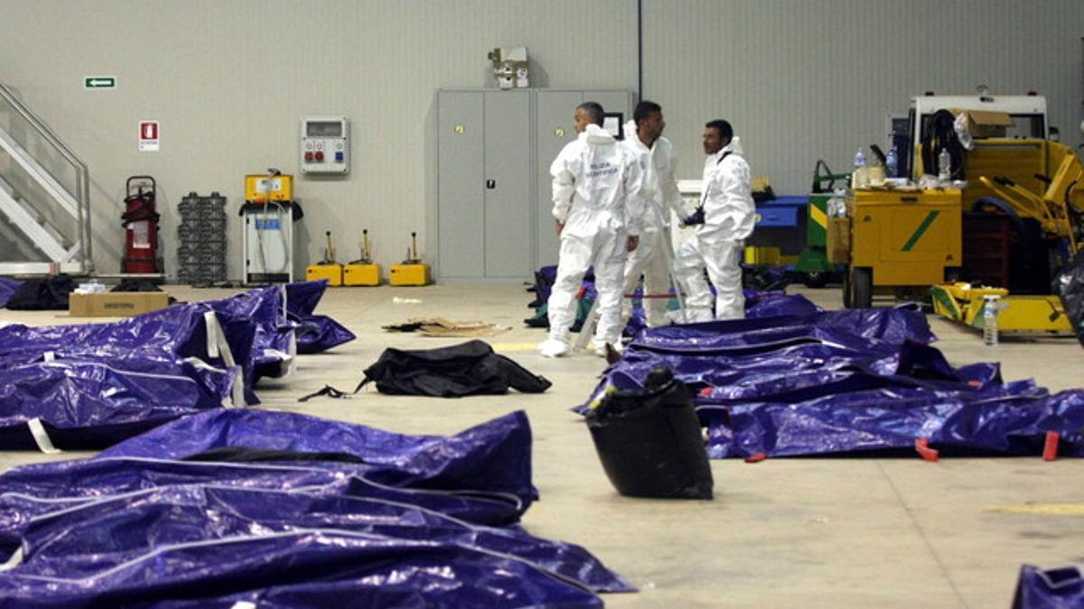 Los cuerpos de los inmigrantes subsaharianos fallecidos en el naufragio, el jueves en un hangar en Lampedusa.