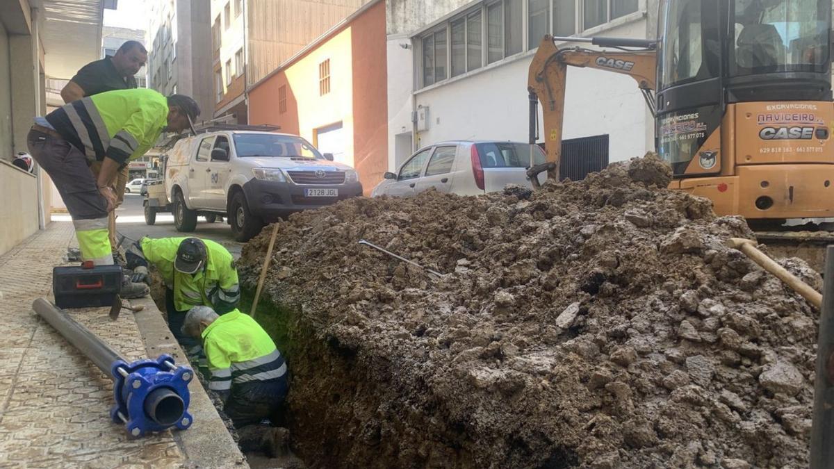 Reparaciones, meses atrás, en la red de abastecimiento en una calle. |   // BERNABÉ