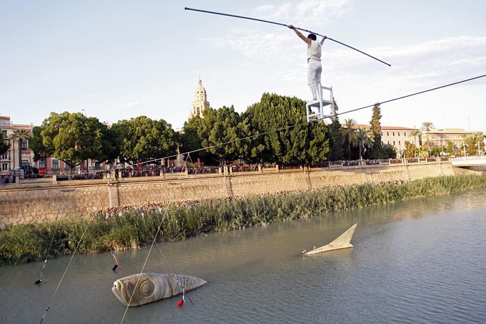 Un funambulista cruza el río Segura a su paso por Murcia