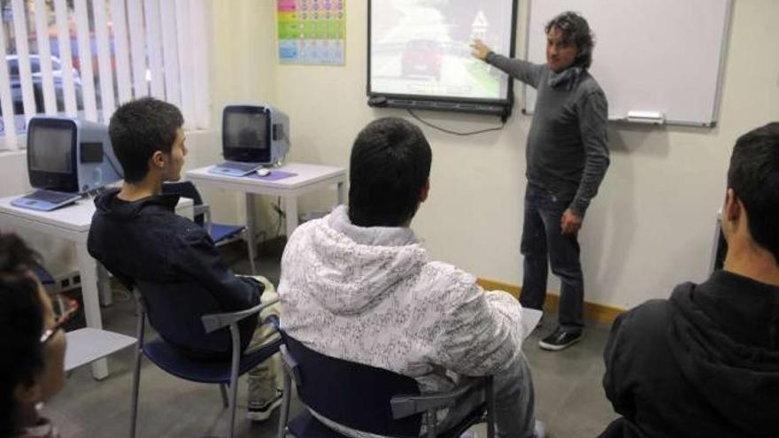 Un profesor imparte una clase teórica en una autoescuela de A Coruña. / eduardo vicente