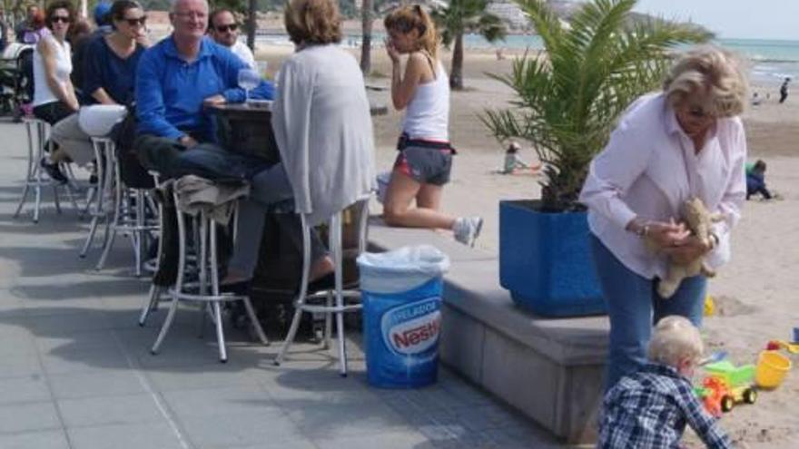 Presencia de turistas en las playas de Benicàssim.