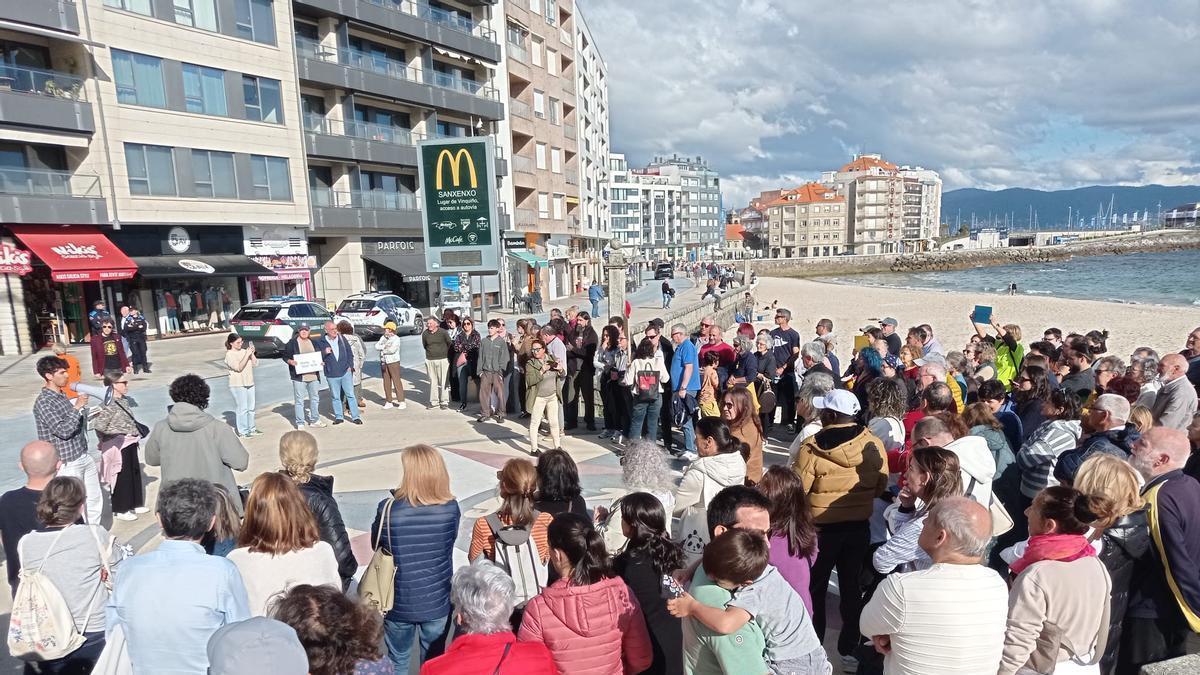 Movilización por la balaustrada de la playa de Silgar en Sanxenxo