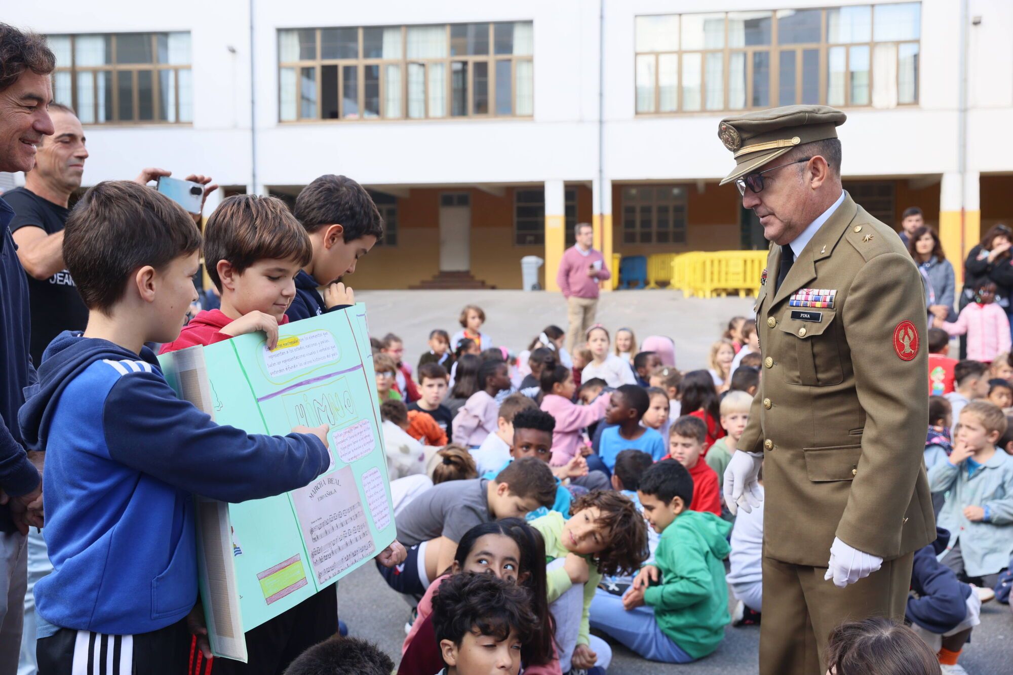 Escuelas Blancas. Acto de izado de la bandera con asistencia del delegado de Defensa y representantes de la Guardia Civil, la Policía Nacional y la Municipal, entre otros