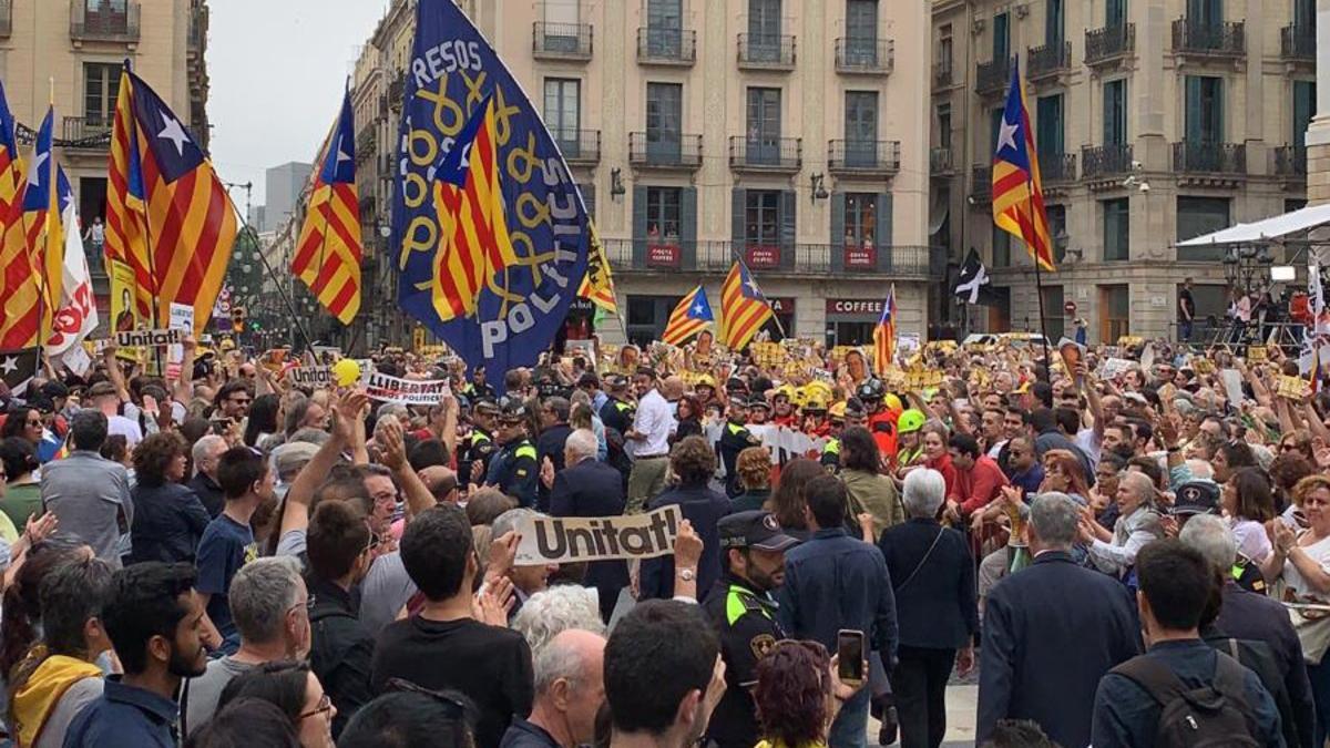 Ambiente en la plaza de Sant Jaume antes del pleno de investidura en el Ayuntamiento de Barcelona