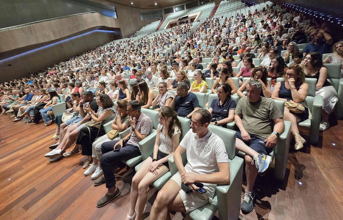 Estudiantes y familias en el Auditorio Mar de Vigo por la beca "Vigo en inglés"