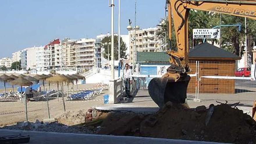 Aspecto de  ayer de las obras que se han inciado en la playa de Los Locos, a la altura del residencial El Palmeral.