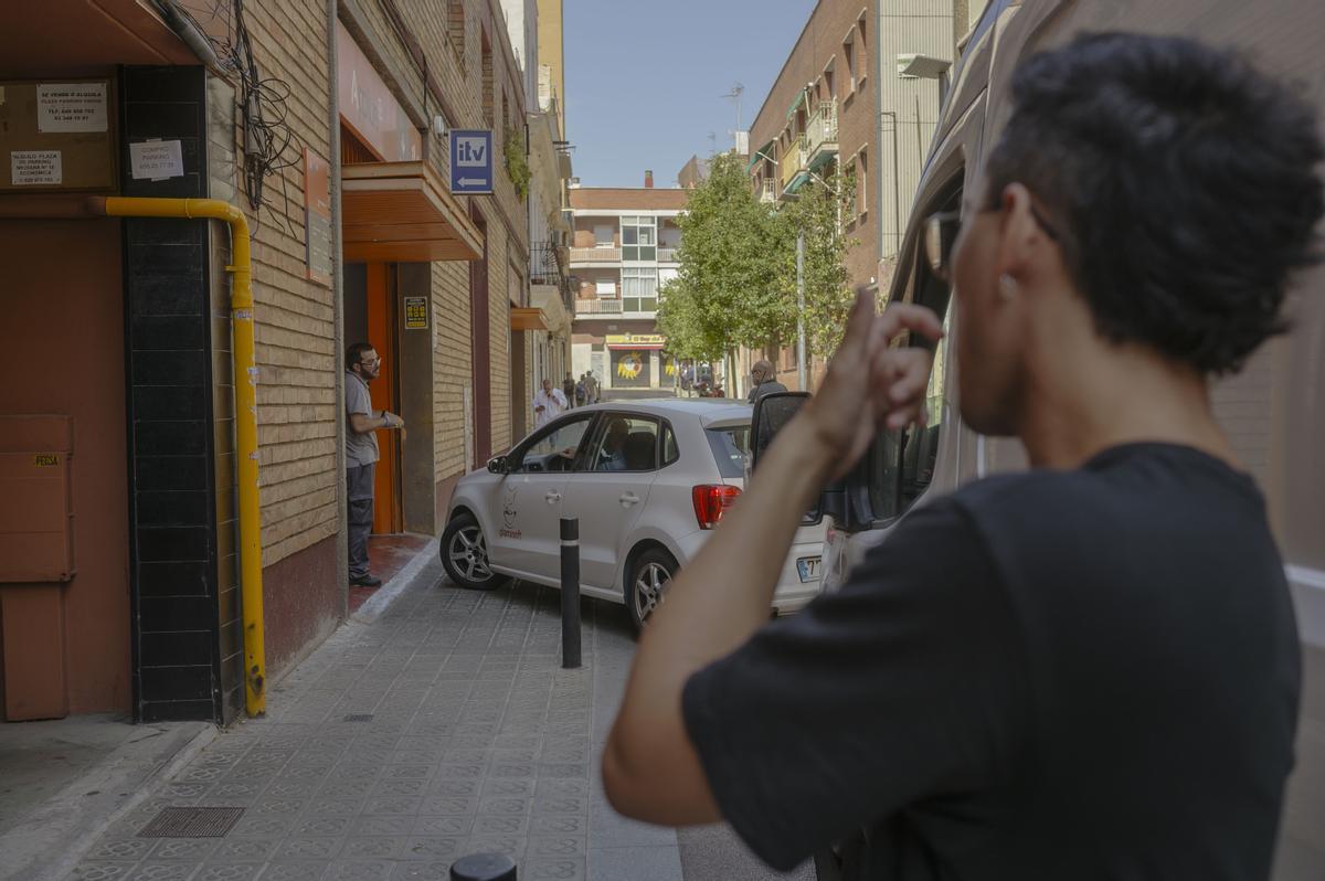 Viure a sobre d’una ITV a Barcelona: «Cada dia tenim cues de motos i cotxes vells»