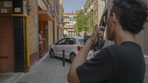 Vehículos haciendo cola en el pasaje Puigmadrona, en Barcelona, para acceder a una estación de ITV.