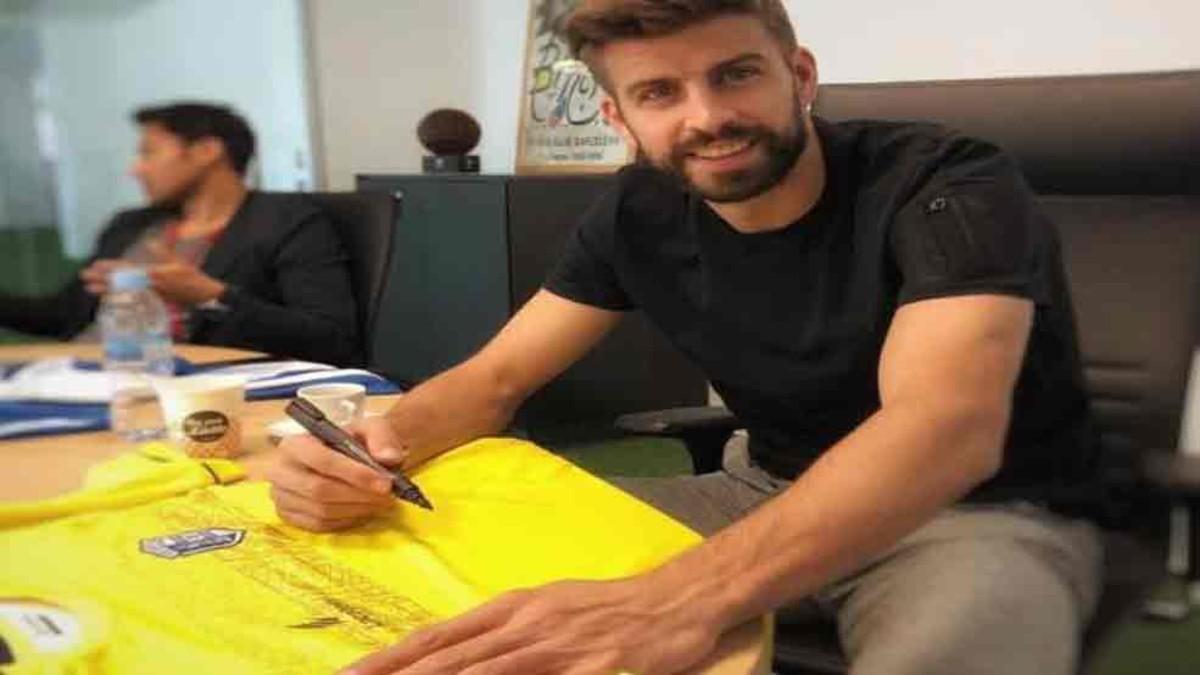 Piqué firma la camiseta del FC Vizela