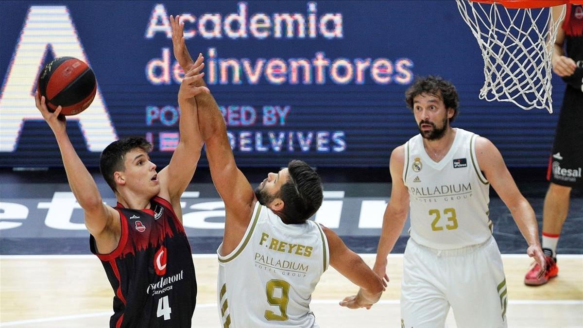 Felipe Reyes trata de evitar el lanzamiento de Jaime Pradilla ante Sergio Llull.