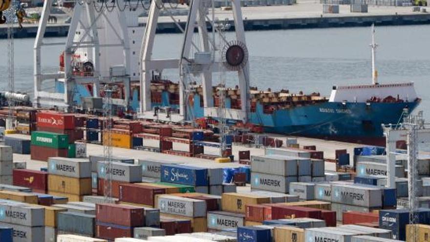 Un portacontenedores en un muelle de Vigo.