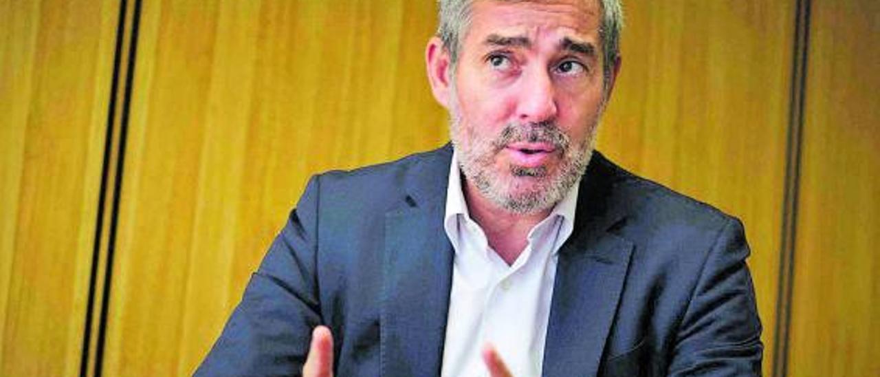 El secretario general de CC y senador por la comunidad autónoma, Fernando Clavijo, durante la entrevista.