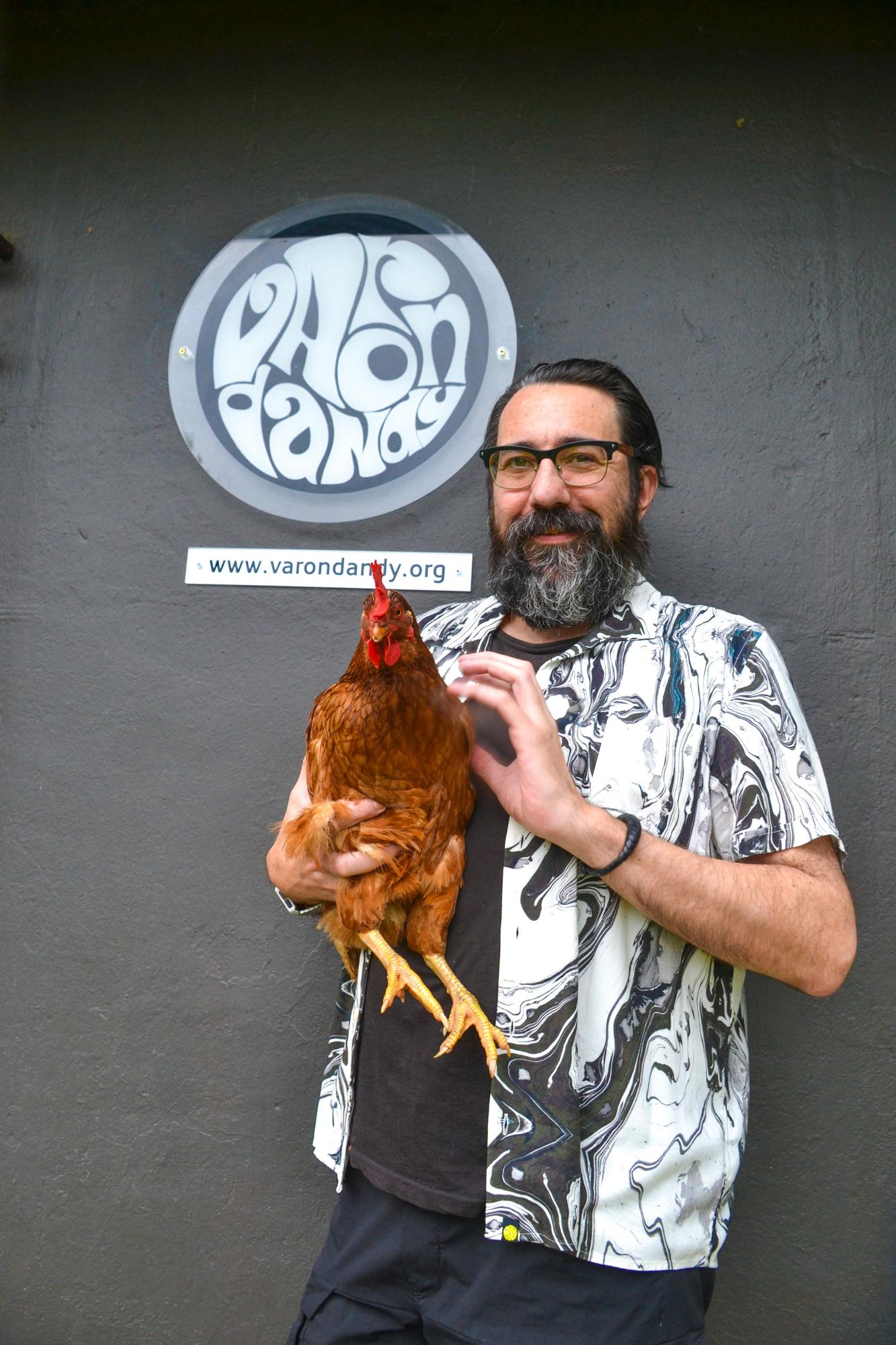 Varón Dandy posa con una de las gallinas que tienen en su casa de Villacondide.