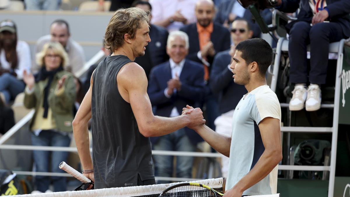 Carlos Alcaraz saluda a Alexander Zverev al finalizar el encuentro de cuartos de final de Roland Garros