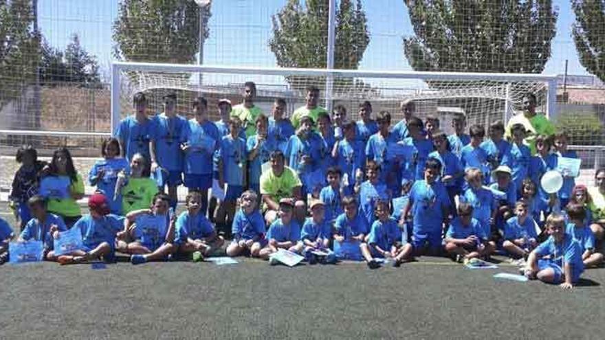 Los participantes posan con sus medallas y diplomas.