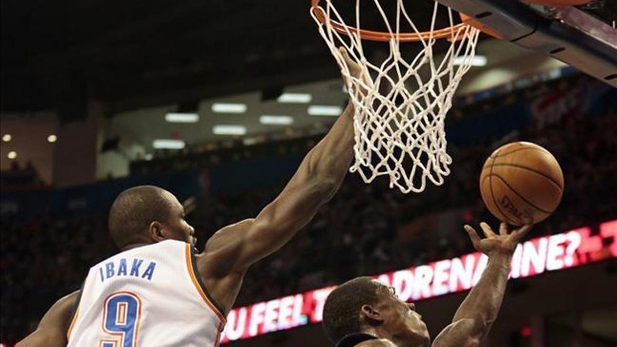 Ibaka hace un tapón a Bledsoe.