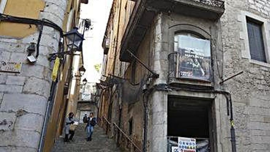 L&#039;edifici, en obres, fa cantonada entre els carrer Oliva i Prat i Carreras Peralta.