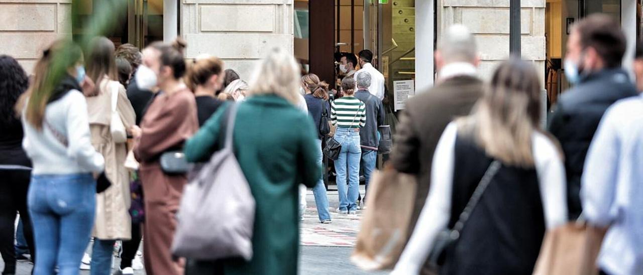 Colas en los comercios de Santa Cruz por el inicio de las rebajas