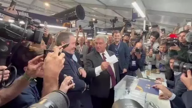 ¡Llega Joan Laporta! Aclamado con gripos de "president"