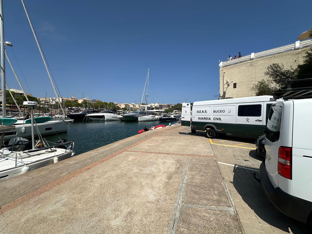 La Guardia Civil inspecciona la lancha en Porto Cristo que supuestamente arrolló y mató a un joven en Cala Bona La Guardia Civil inspecciona la lancha en Porto Cristo que supuestamente arrolló y mató a un joven en Cala Bona