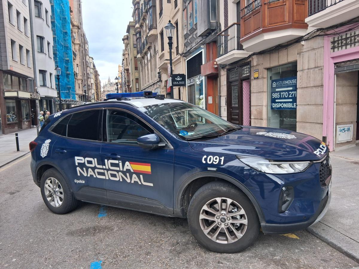 Un vehículo de la Policía Nacional en la calle Corrida.