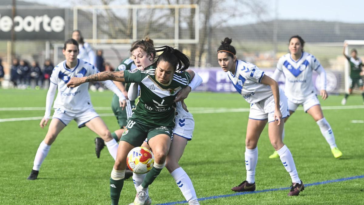 La delantera argentina Lezcano, pugnando en un partido anterior.