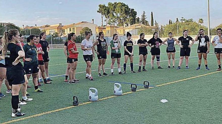 Una veintena de jugadoras del Shamrock, esta pretemporada en el campo de Son Ximelis. shamrock rc