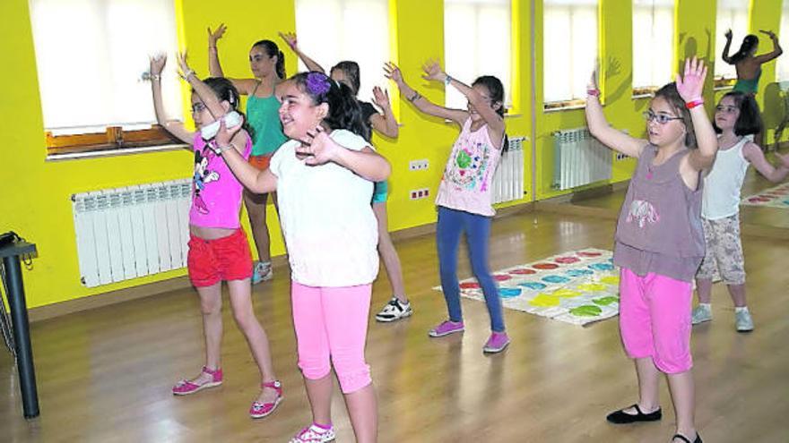 Bailes y tiro con arco en el Verano Activo